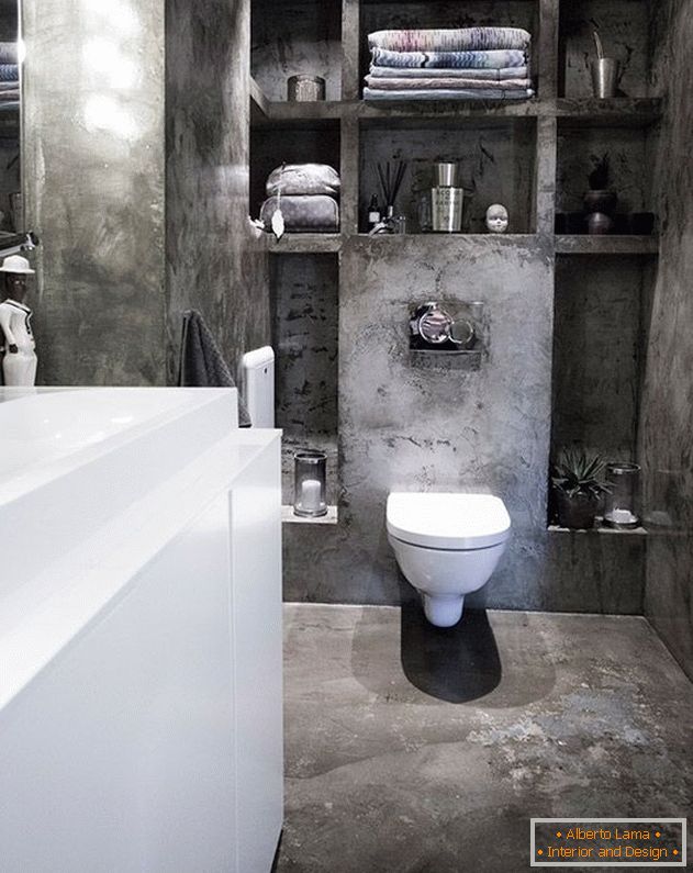 Intérieur de la salle de bain combiné avec les toilettes