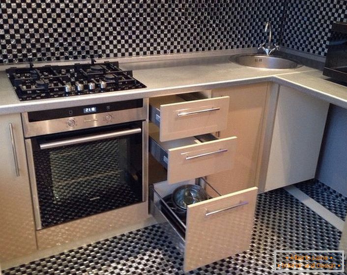 Mobilier confortable et fonctionnel dans une petite cuisine.