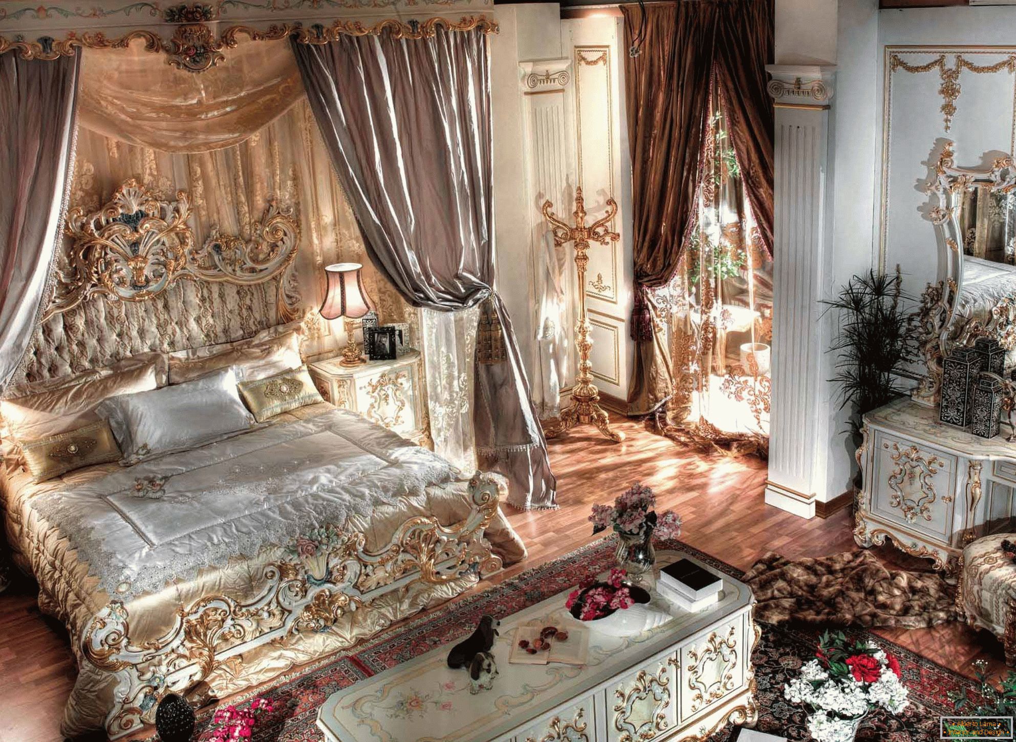 Luxueuse chambre baroque avec de hauts plafonds. Au centre de la composition se trouve un lit massif en bois à dos sculpté.