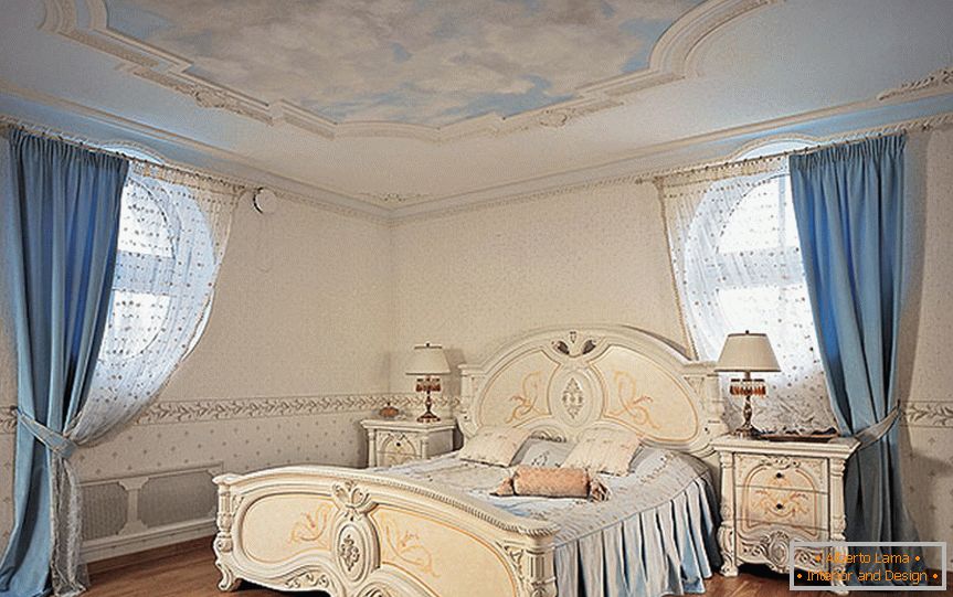 Chambre sobre de style néo-baroque.