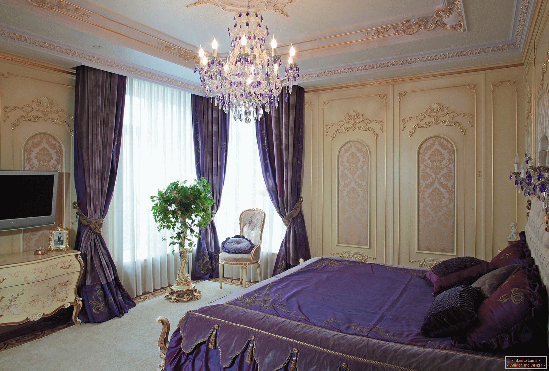 Chambre élégante dans le style baroque. Un concept de design subtil - des rideaux pourpres foncés sont combinés à une literie de même ton.