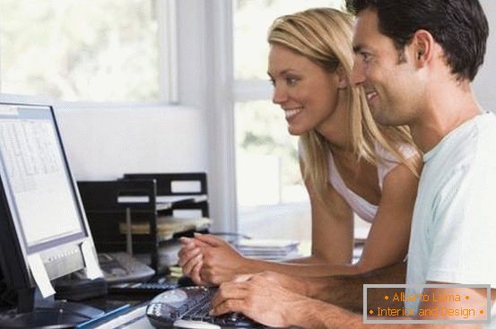 homme et femme sur ordinateur à la maison