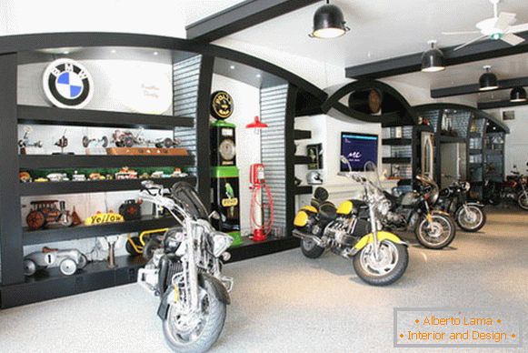 Moto à l'intérieur d'un garage