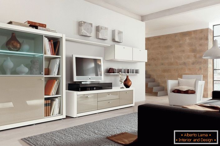L'utilisation de meubles modulaires dans un salon moderne ne surcharge pas l'espace de la pièce.