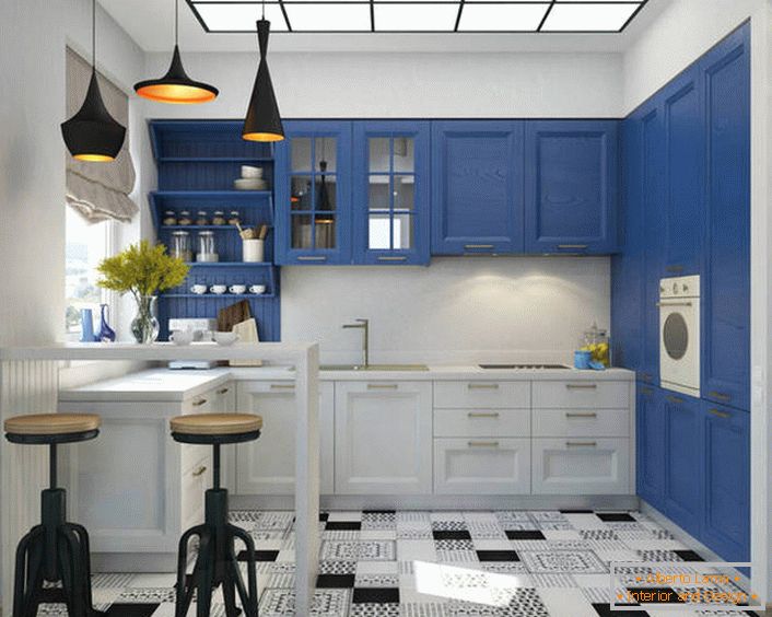 Favorable à l'intérieur de la Méditerranée ressemble également à une combinaison de blanc et de bleu saturé. L'ensemble de cuisine est équipé d'un grand nombre d'étagères et de tiroirs fonctionnels et spacieux.