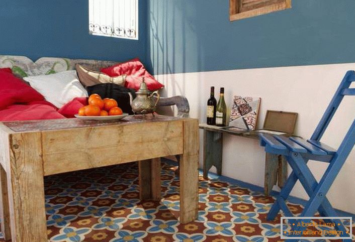 Une solution créative pour la salle dans le style méditerranéen est une table basse en bois brut et non traité. 