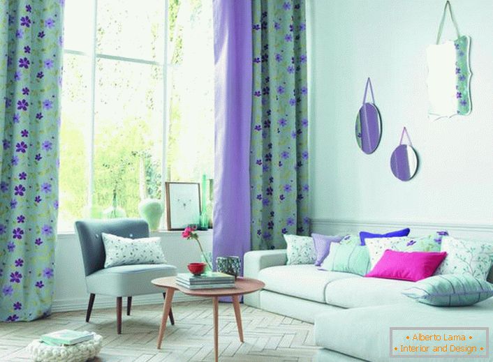 La couleur bleue délicate donne au design intérieur du salon une sorte de légèreté et de simplicité.