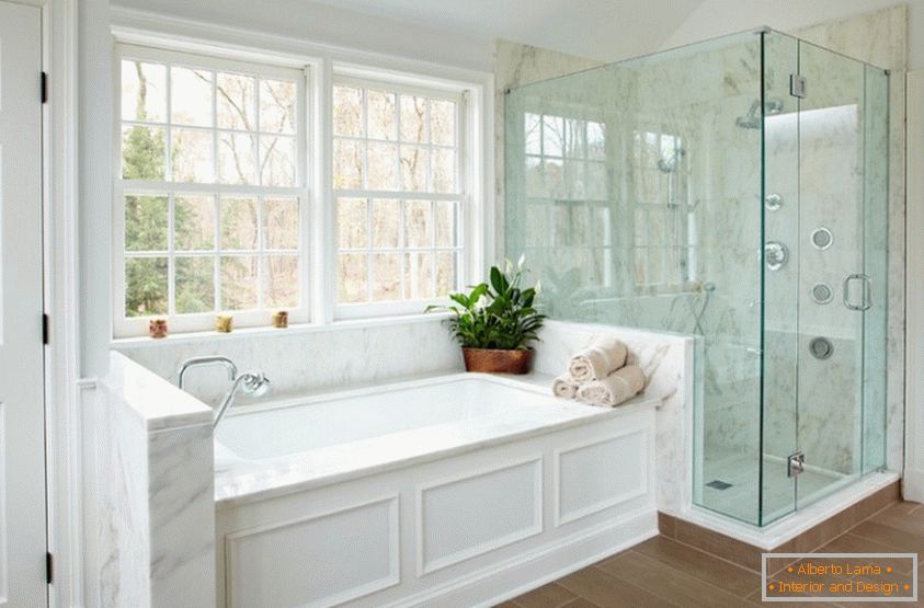 Intérieur de salle de bain en marbre