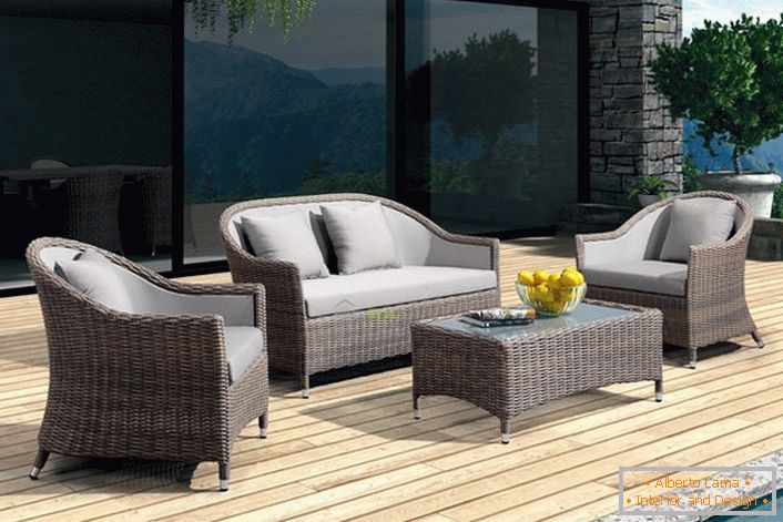 Les meubles en rotin artificiel sont créés pour les terrasses extérieures spacieuses.