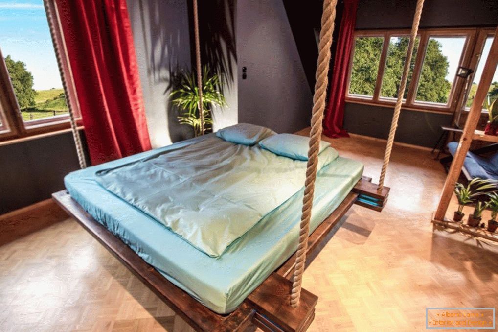 Chambre avec lit sur cordes