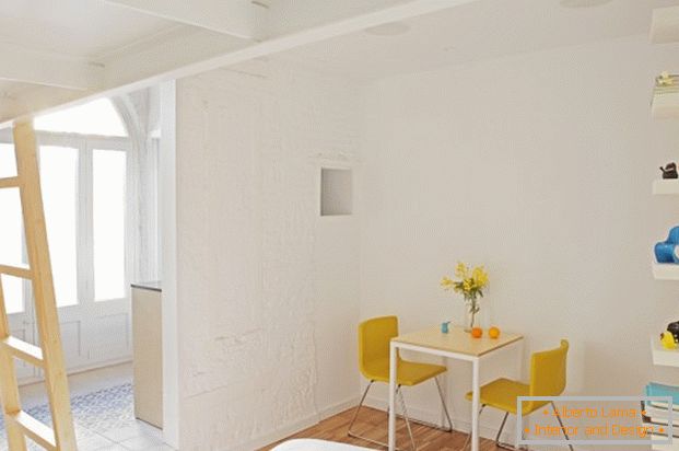 Le projet d'un mini appartement: une petite table dans la chambre