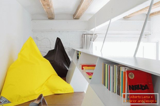Le projet d'un mini appartement: des oreillers lumineux à l'intérieur