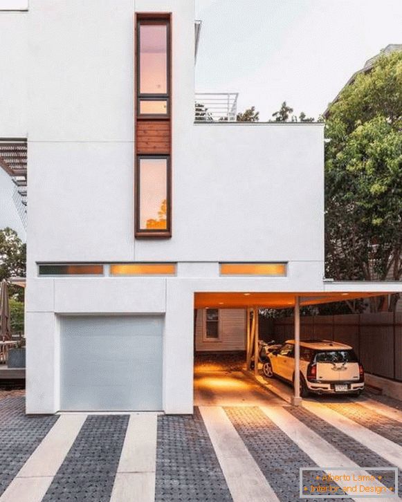Maison dans le style du minimalisme avec un abri de voiture