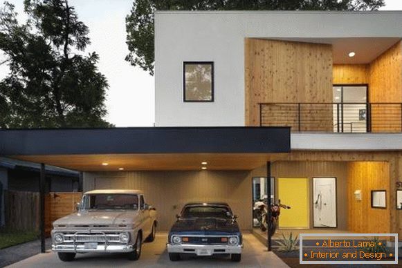 Maison noire et blanche avec garniture en bois et abri de voiture