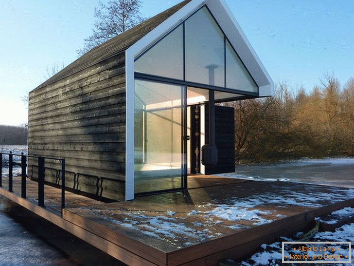 Petite maison en verre près du lac en Hollande