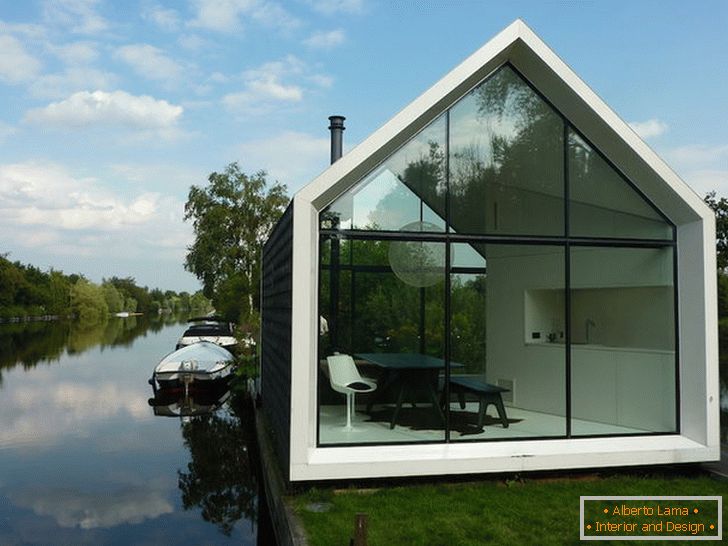 Petite maison en verre près du lac en Hollande