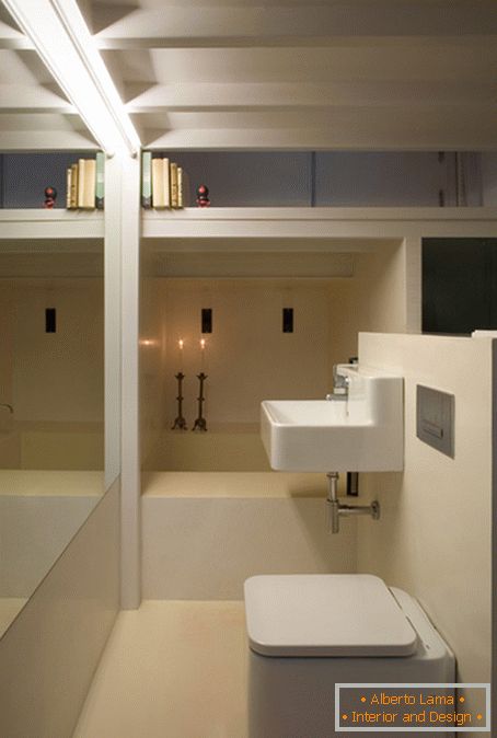 Intérieur de la salle de bain dans un très petit appartement