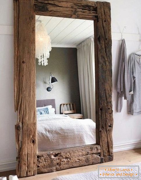 Grand miroir dans la chambre