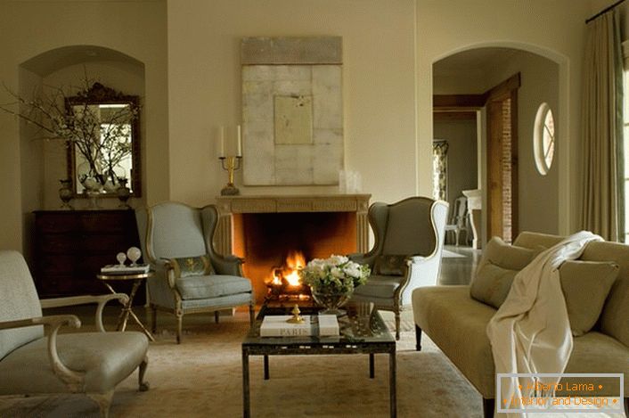Un des éléments intérieurs, préféré pour décorer une pièce à la française, est une cheminée. Un foyer au bois dans un panneau élégant ne sera pas seulement un détail décoratif exquis, mais également un élément du système de chauffage pendant la saison froide.
