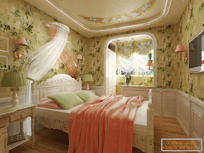 Chambre à la française pour une jeune femme. L'intention de conception inhabituelle est remarquable pour la décoration des murs avec un imprimé floral.
