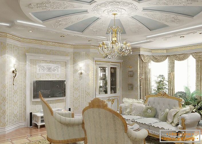 Un salon élégant dans une maison à l'ouest de l'Allemagne. Une combinaison douce de bleu et de blanc est idéale pour une chambre.