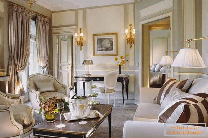 Une petite chambre est conçue conformément aux exigences du style français. Un bon exemple d'éclairage pour le salon. 