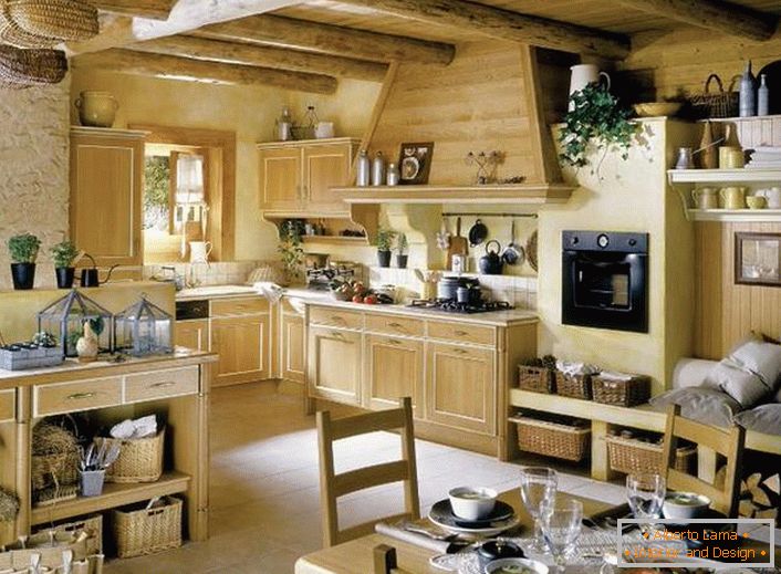 La cuisine dans le style français en bois massif est décorée de fleurs, qui sont disposées de manière uniforme autour de la pièce. 