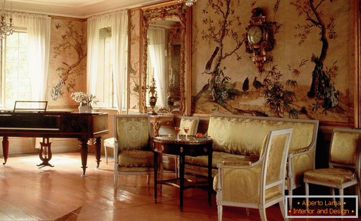 Salon de luxe dans le style Empire est remarquable pour la décoration exquise.Le propriétaire de la maison, très probablement, aime jouer du piano, ce qui s’intègre également bien dans l’ensemble de l’intérieur. 
