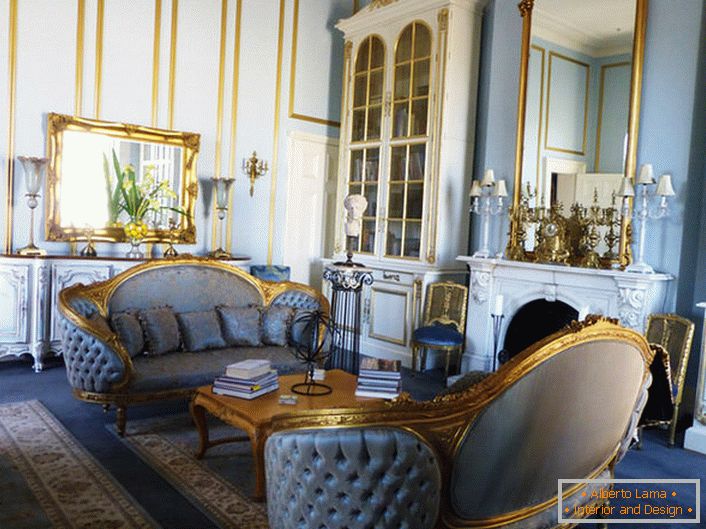 Le salon de style Empire est réalisé dans des couleurs bleues douces qui se marient harmonieusement avec les éléments dorés du décor. Les miroirs d'encadrement et les éléments de mobilier sculptés sont fabriqués dans un style unifié.