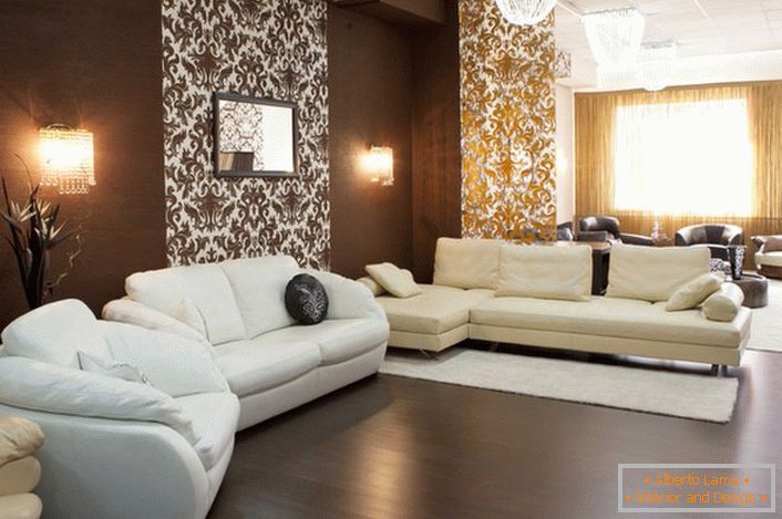 Une combinaison contrastée de marron foncé et de blanc - une solution classique pour le design de la chambre dans le style Empire.
