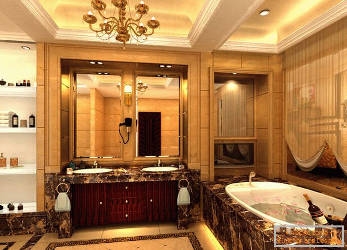 Une immense salle de bain de style Empire est décorée avec art avec de petits détails décoratifs. Conformément aux exigences du style, des porte-serviettes, des appliques murales, un rideau de tissu léger sur la fenêtre sont sélectionnés.
