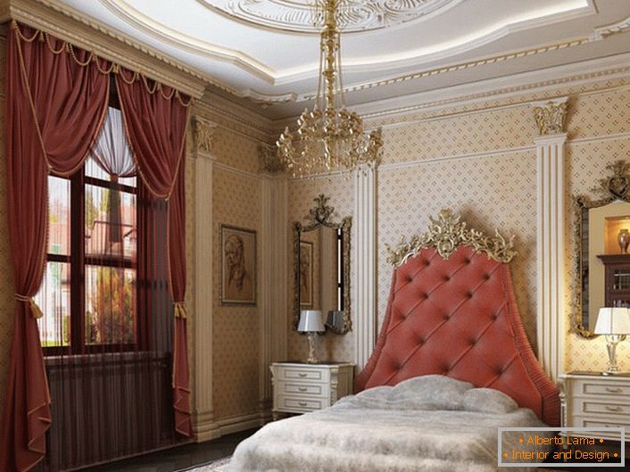 Au centre de la composition du design se trouve un lit avec une tête de lit haute, recouvert de tissus mous de la couleur d’une rose de thé. 