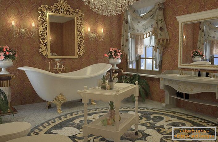 Projet de design pour une salle de bain élégante dans le style Empire. Exquise salle de bain sur quatre pieds dorés à motifs, un miroir dans un cadre sculpté, un lustre en cristal de roche parfaitement assorti.