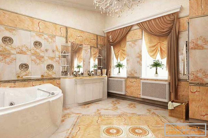 La couleur de l'ivoire se mêle harmonieusement aux nuances d'orange vif dans la salle de bain, décorées dans le style Empire.