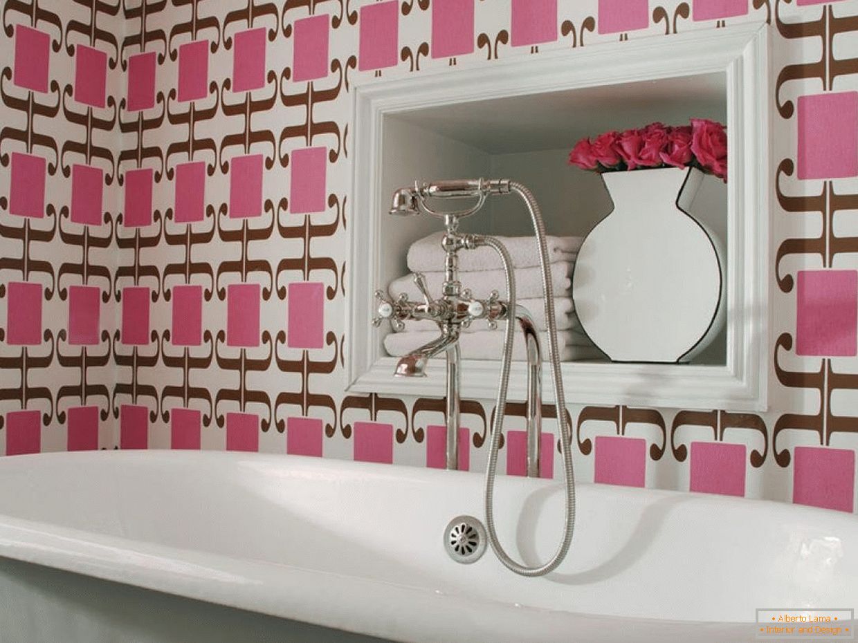 Salle de bain avec décoration murale en couleurs roses