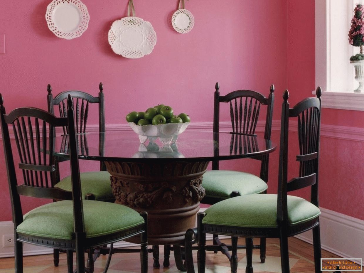 La combinaison de chaises vertes dans une salle à manger rose