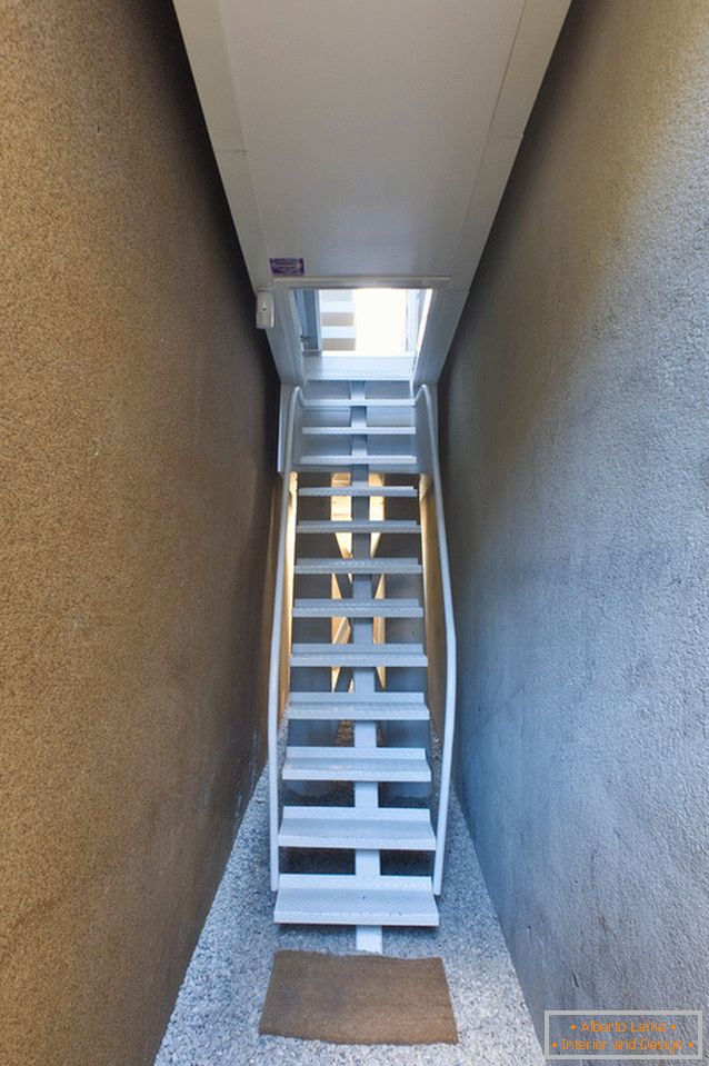 Escalier menant à un logement étroit