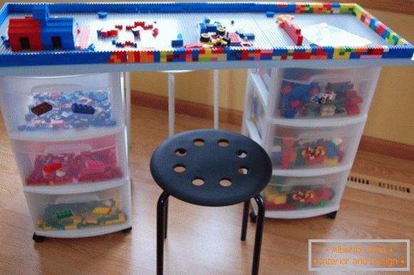 Table spéciale pour les mains de lego
