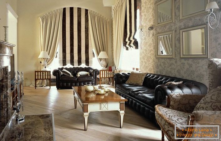 Un exemple de salon. La créatrice du centre intérieur a placé les luxueux canapés en cuir de Chester et les a battus avec un papier peint léger. 