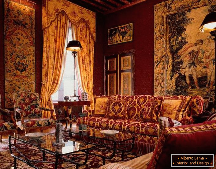 Mobilier luxueux tapissé dans une lourde tapisserie pour un salon luxueux.