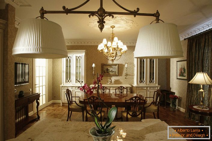 Le style rural léger dans la conception d'une maison moderne est souligné. Les dimensions du salon permettent de mettre en valeur l’élégance des lignes de meubles chères.