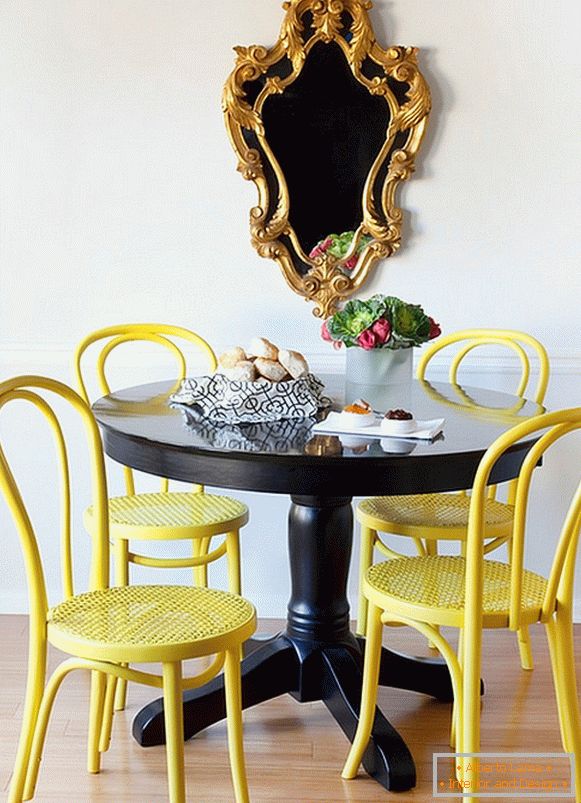 Chaises jaunes lumineuses et une table à manger noire