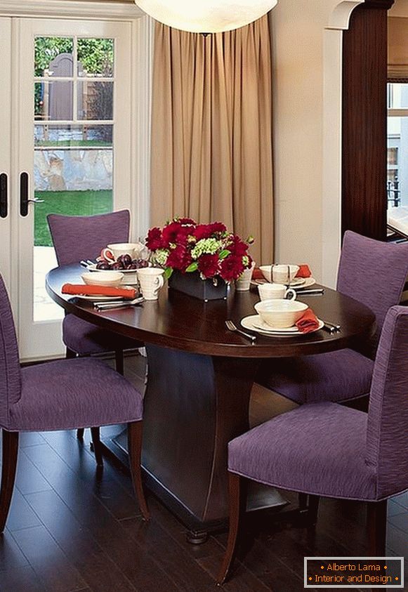 Chaises violettes dans la salle à manger classique