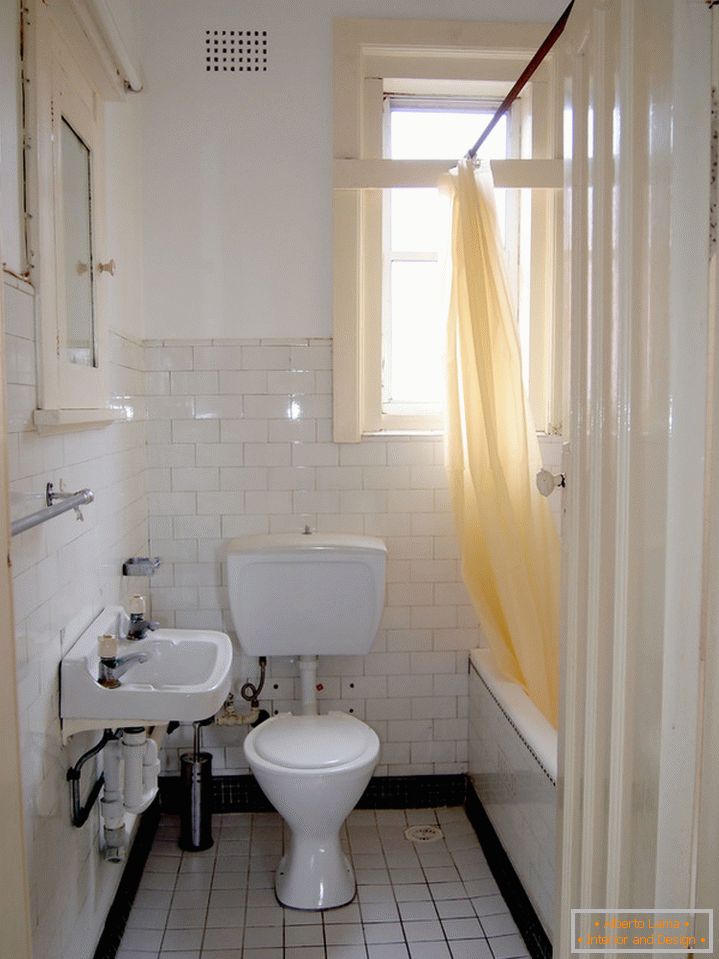 Une salle de bain d'une petite maison de campagne