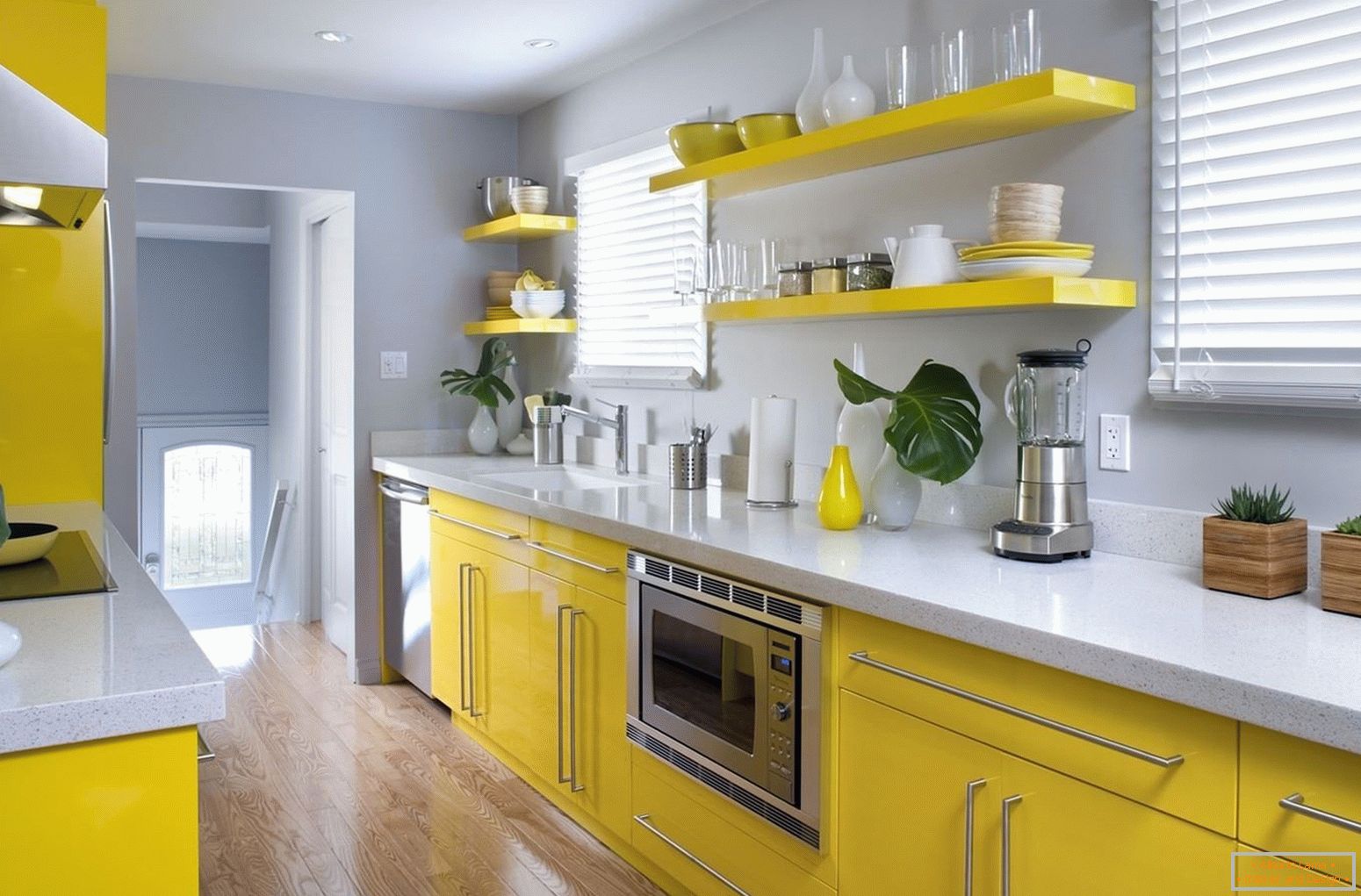 La combinaison de meubles jaunes et de murs gris dans la cuisine