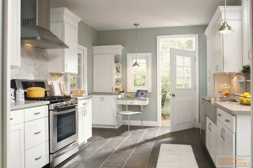 Mobilier blanc et murs gris à l'intérieur de la cuisine