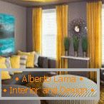 La combinaison de murs gris et de rideaux jaunes dans le salon