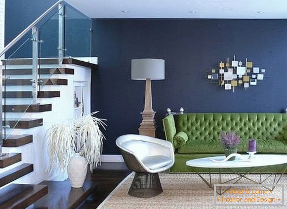 Canapé vert et murs bleus dans le salon