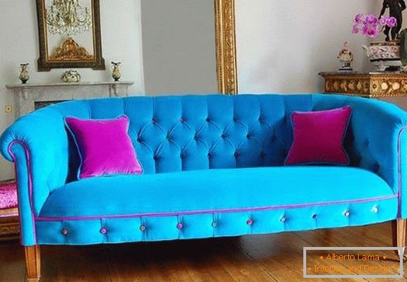 Bleu vif avec un canapé rose dans le salon