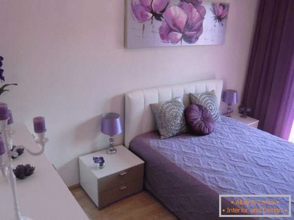 Rideaux violets dans la chambre - photo avec un beau décor